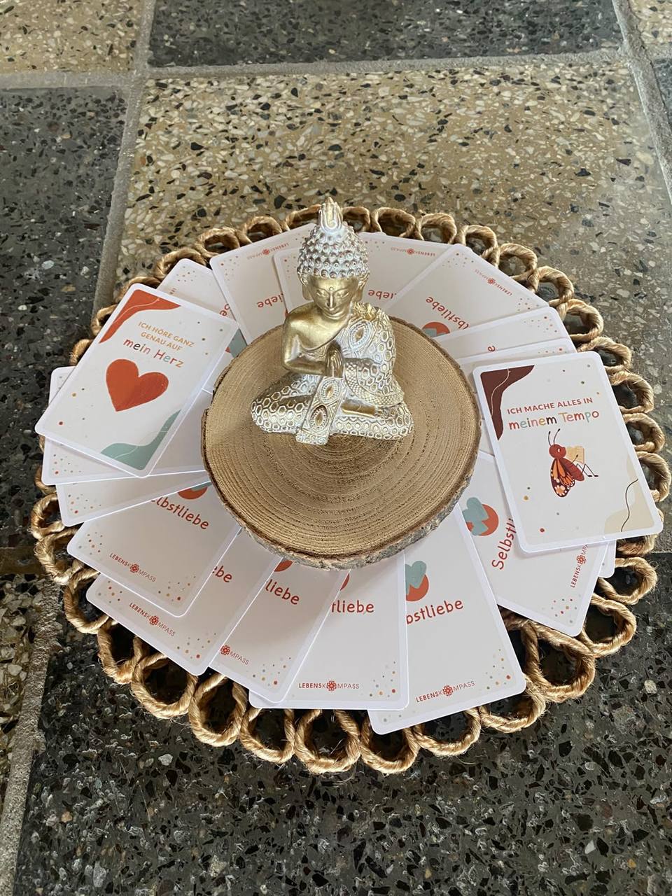 Kreis aus Karten mit Buddha-Figur, aufgelegt für die Kinderyoga-Stunde