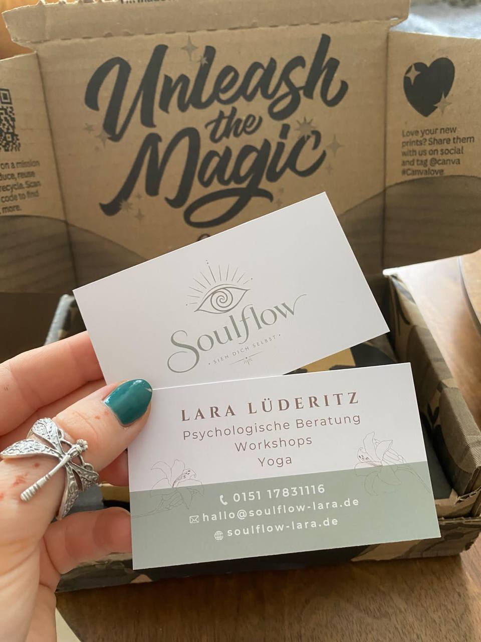 Soulflow-Visitenkarte mit Logo und Kontaktdaten von Lara Lüderitz